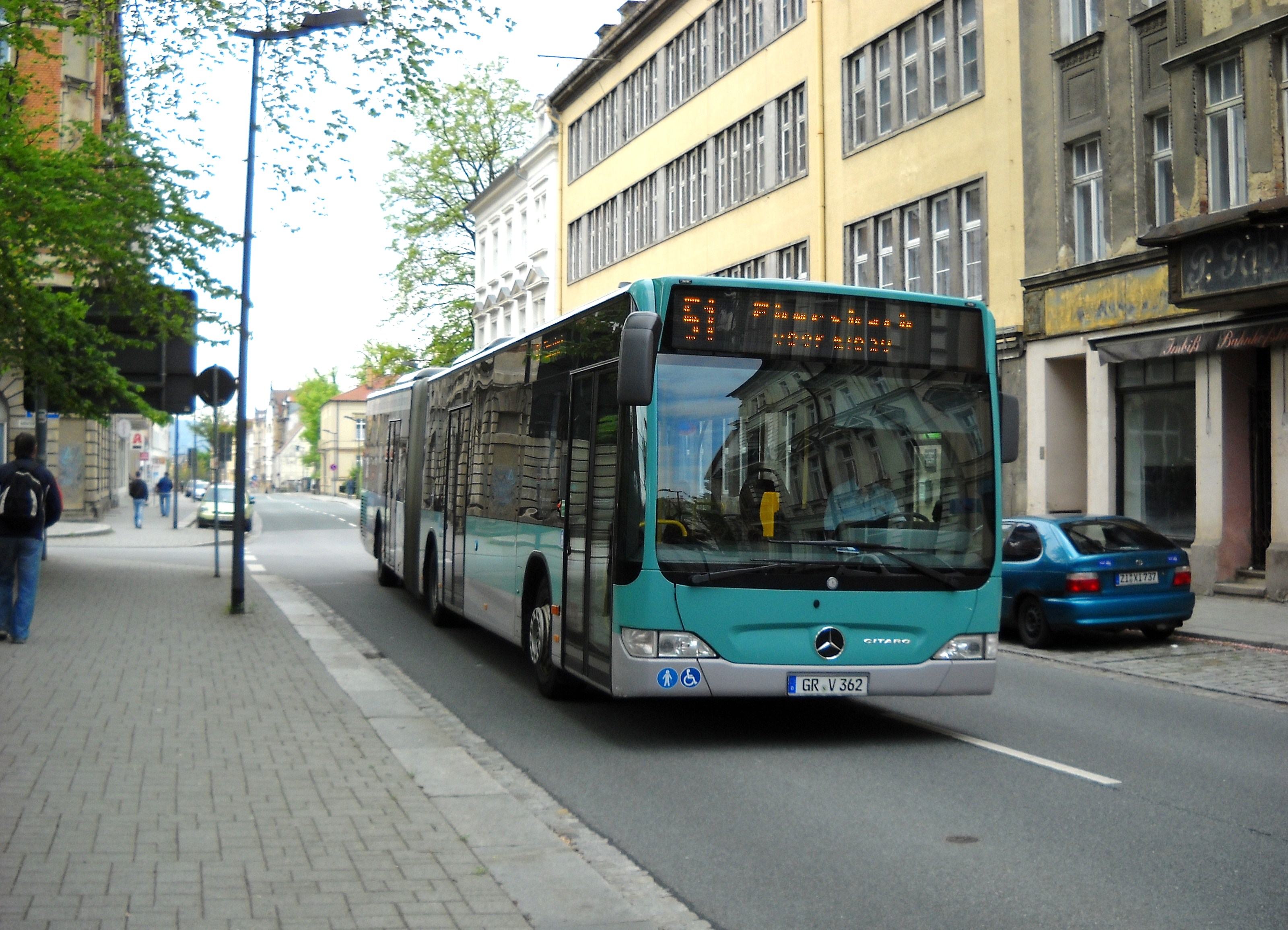 GR-V 362 projíždí na lince 51 do Ebersbachu,po Bahnhofstrasse v Zittau