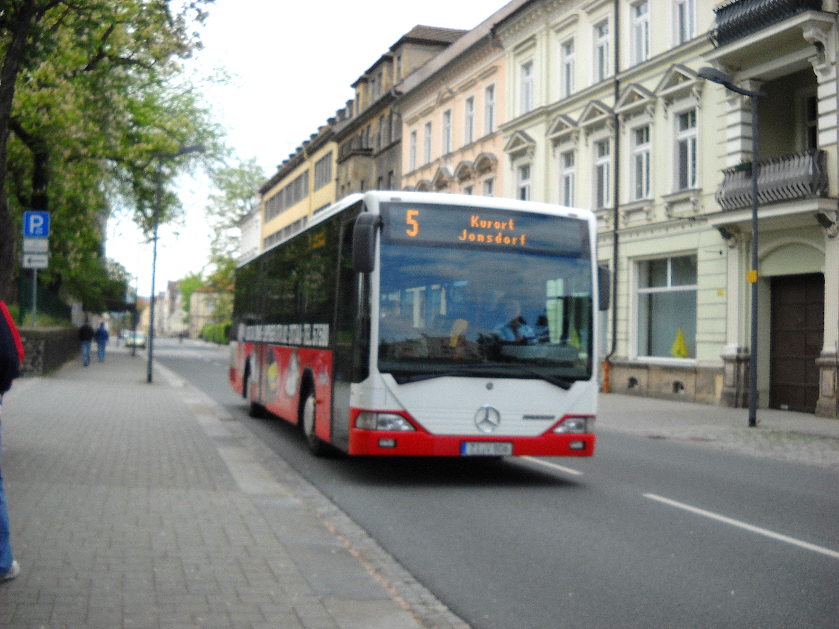 ZI-V 806 projíždí na příměstské lince 5 do lázeň.městečka Kurort Jonsdorf po Bahnhofstrasse