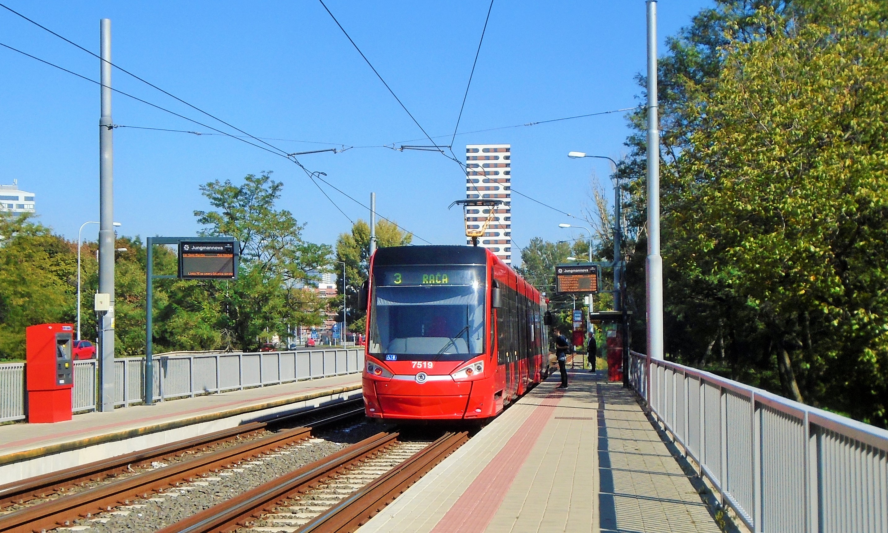 7519 stanicuje na lince 3 v nástupní zastávce Jungmannova na petržalské trati staré teprve 2 roky