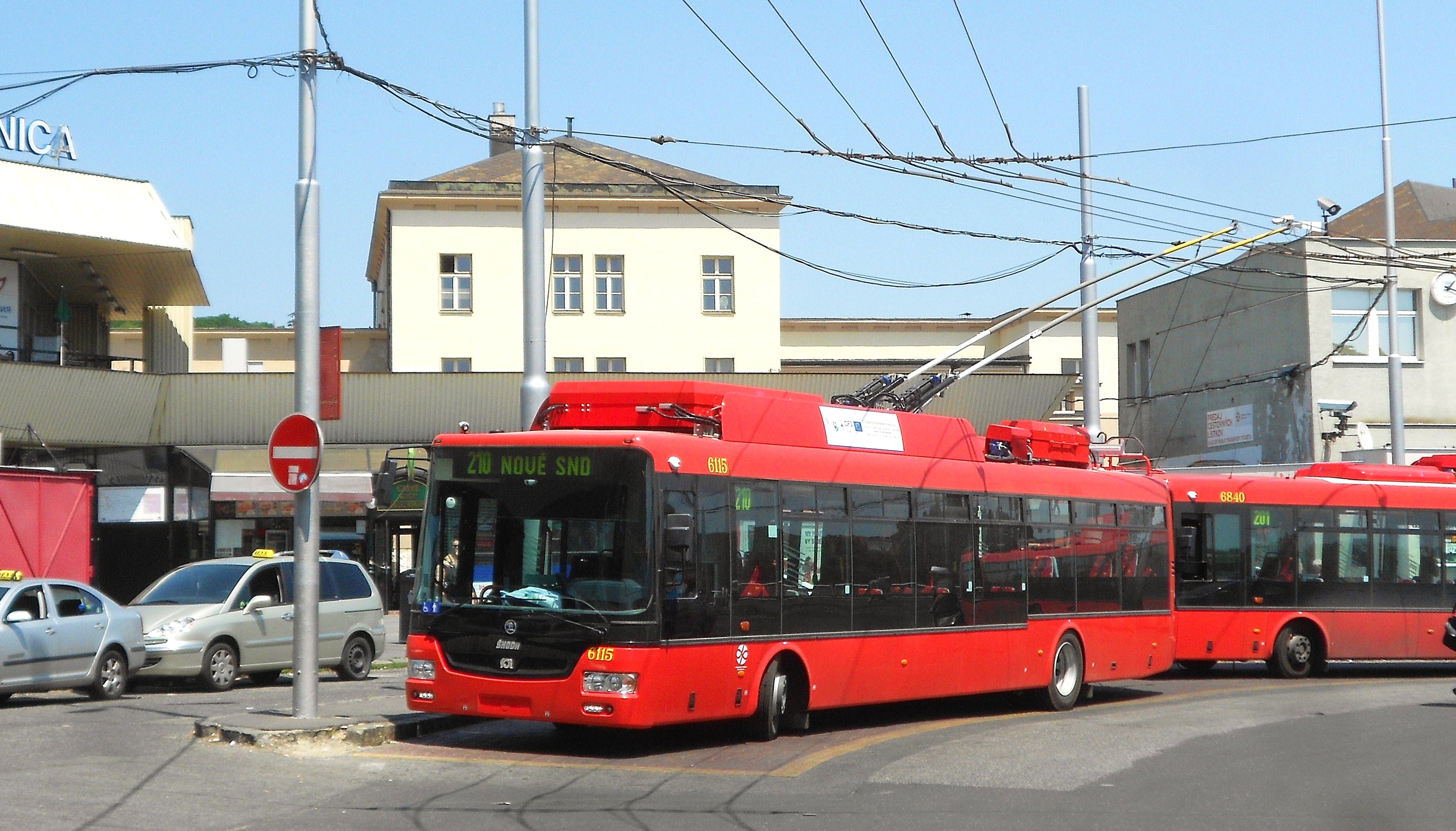 6115 odpočívá na lince 210 před Hl.stanicou.Trolejbus je v provozu teprve 2.den