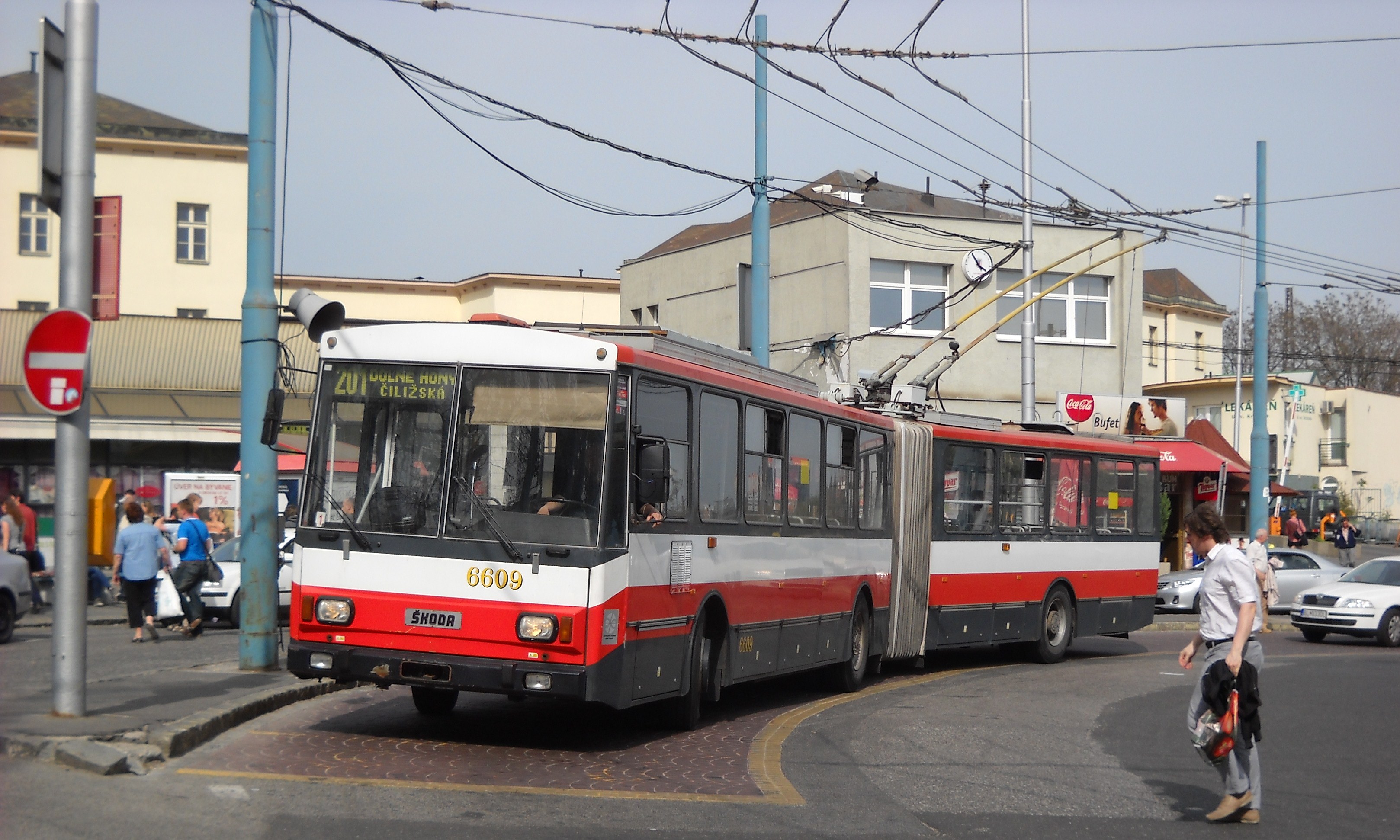 6609(vyř.)odpočívá na lince 201 v obratišti Hlavná stanica.Vůz byl vyřazen byl 15.12.2014